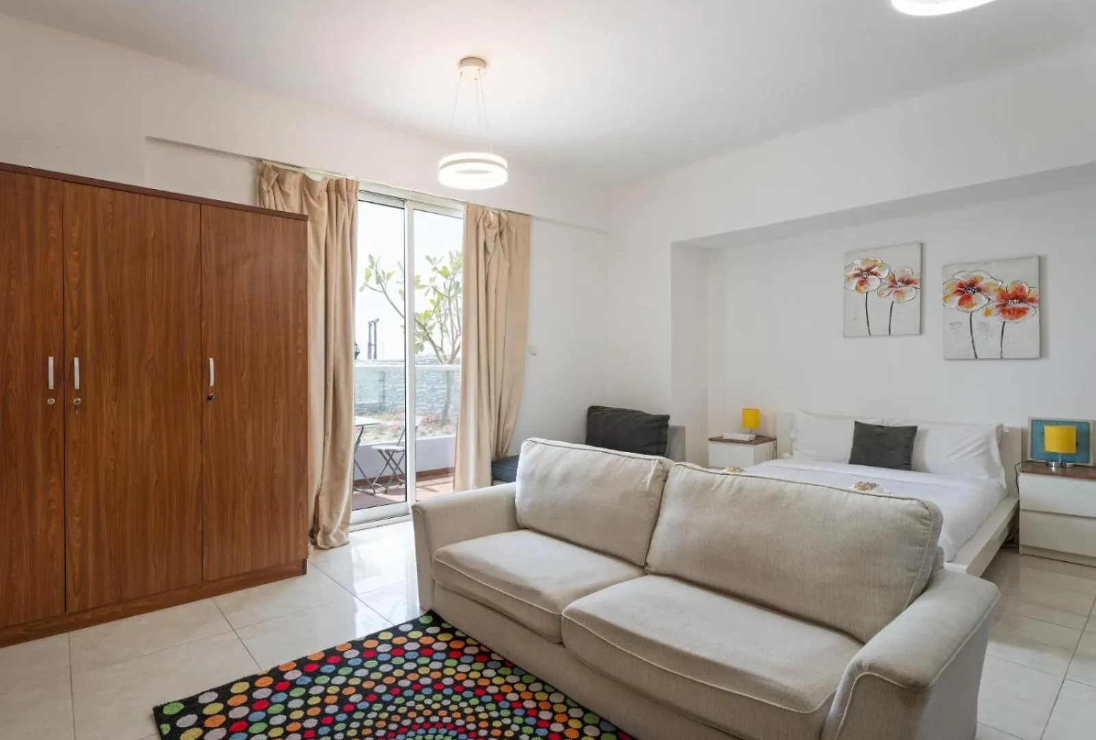 דובאי Vibrant Chic Studio W Small Bed In Golden Wood