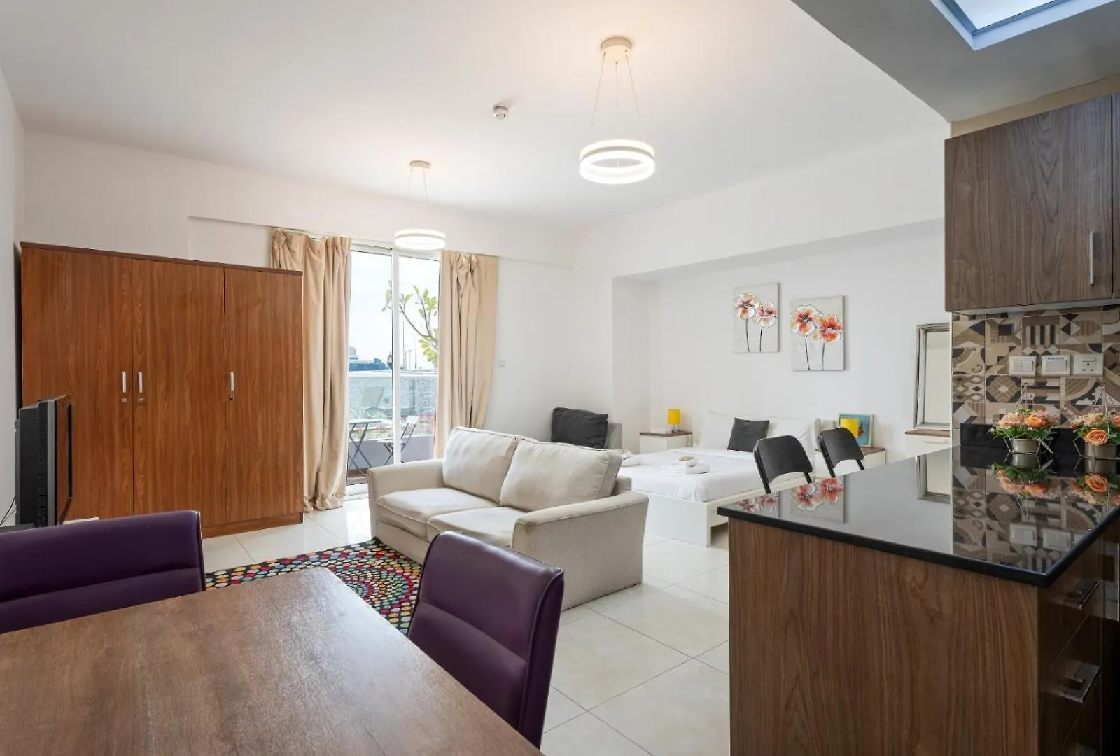 דובאי Vibrant Chic Studio W Small Bed In Golden Wood איחוד האמירויות הערביות