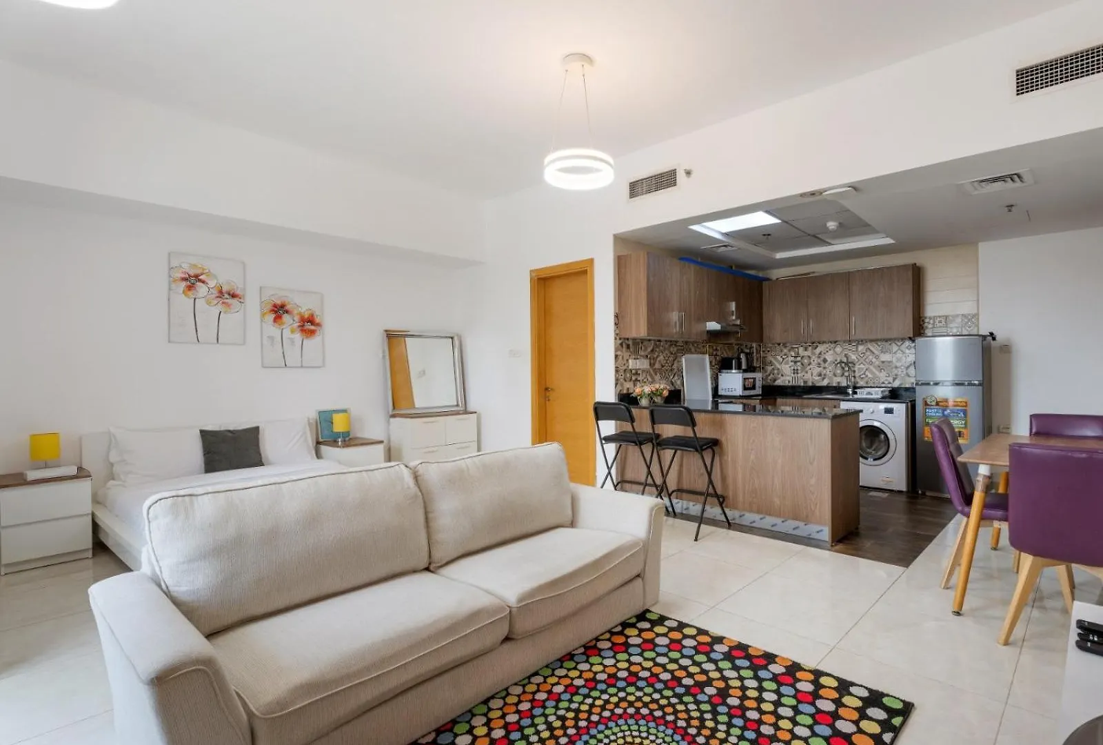 דירה דובאי Vibrant Chic Studio W Small Bed In Golden Wood
