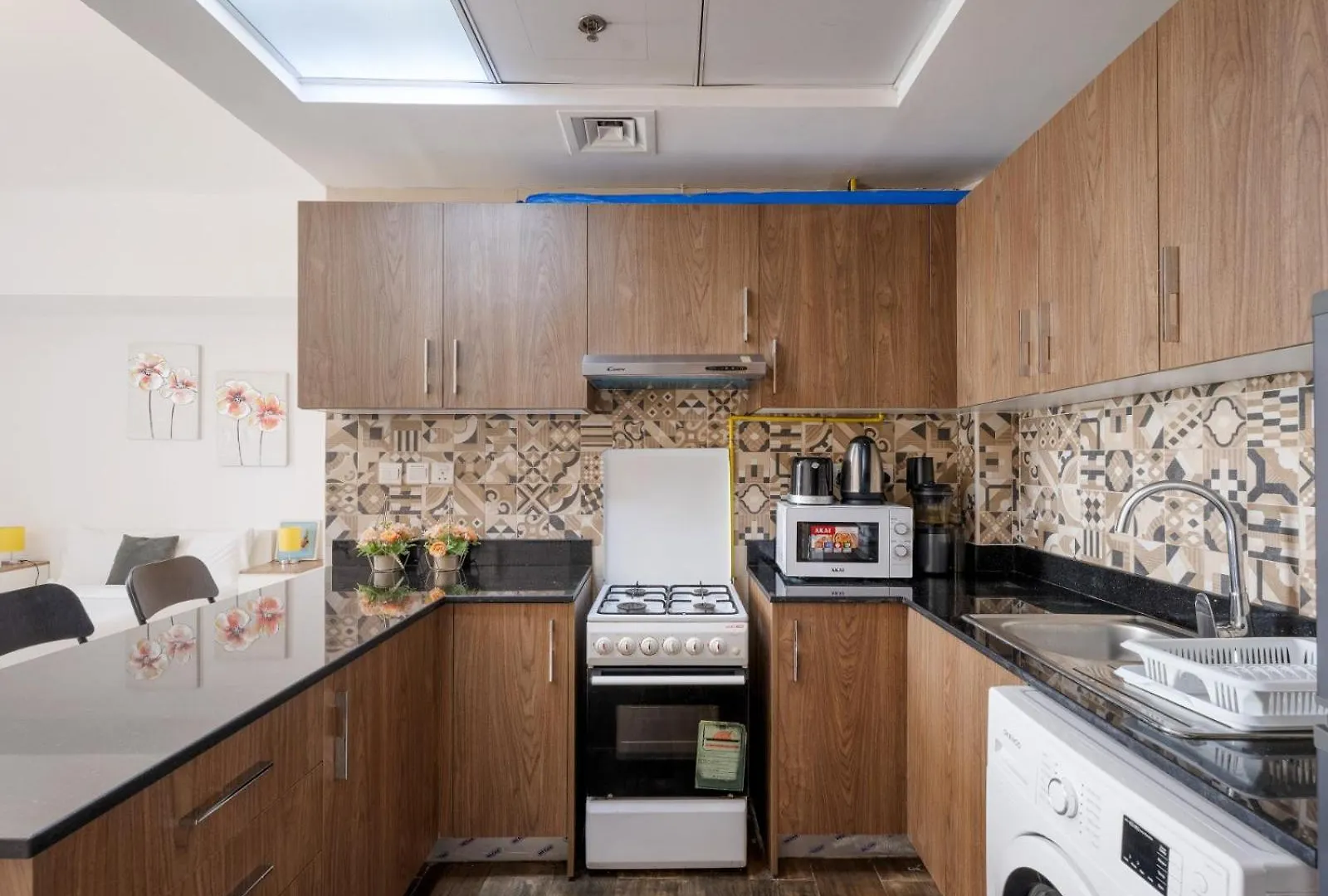 דובאי Vibrant Chic Studio W Small Bed In Golden Wood
