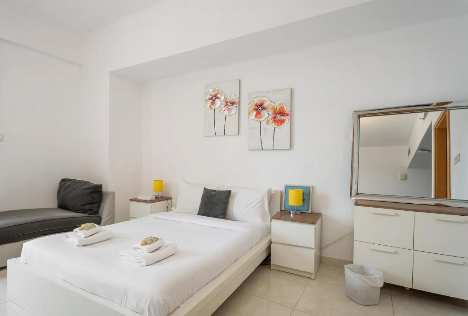 Vibrant Chic Studio W Small Bed In Golden Wood Dubai Apartment