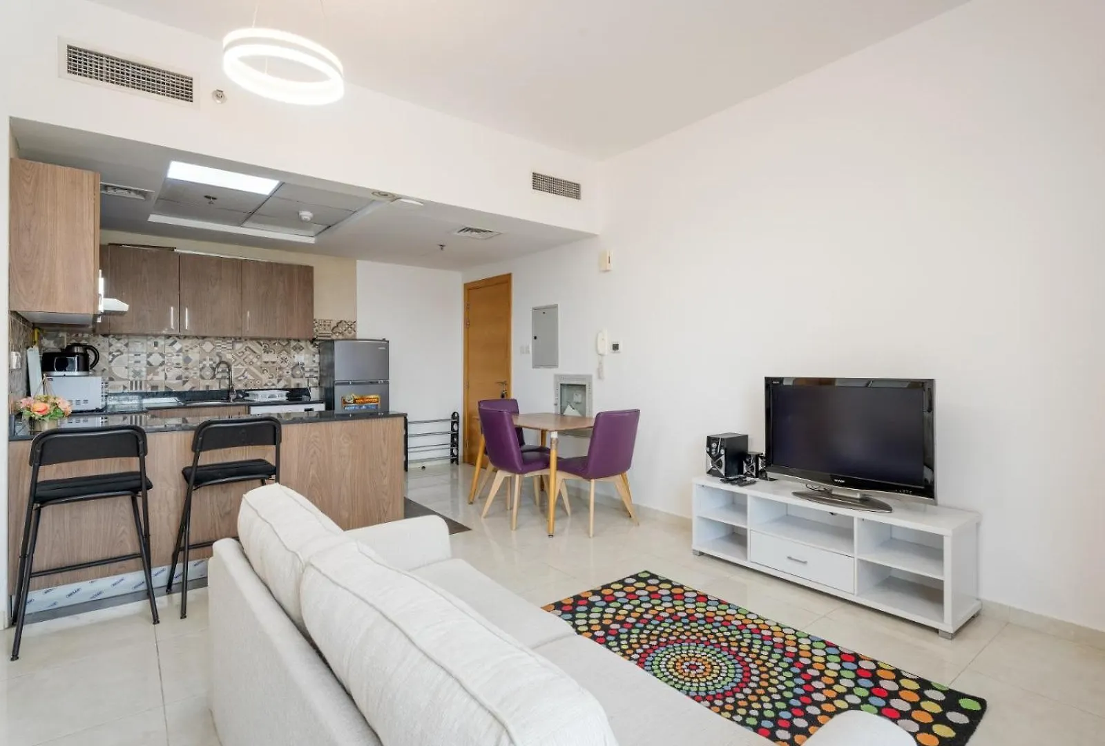 Apartment Vibrant Chic Studio W Small Bed In Golden Wood Dubai