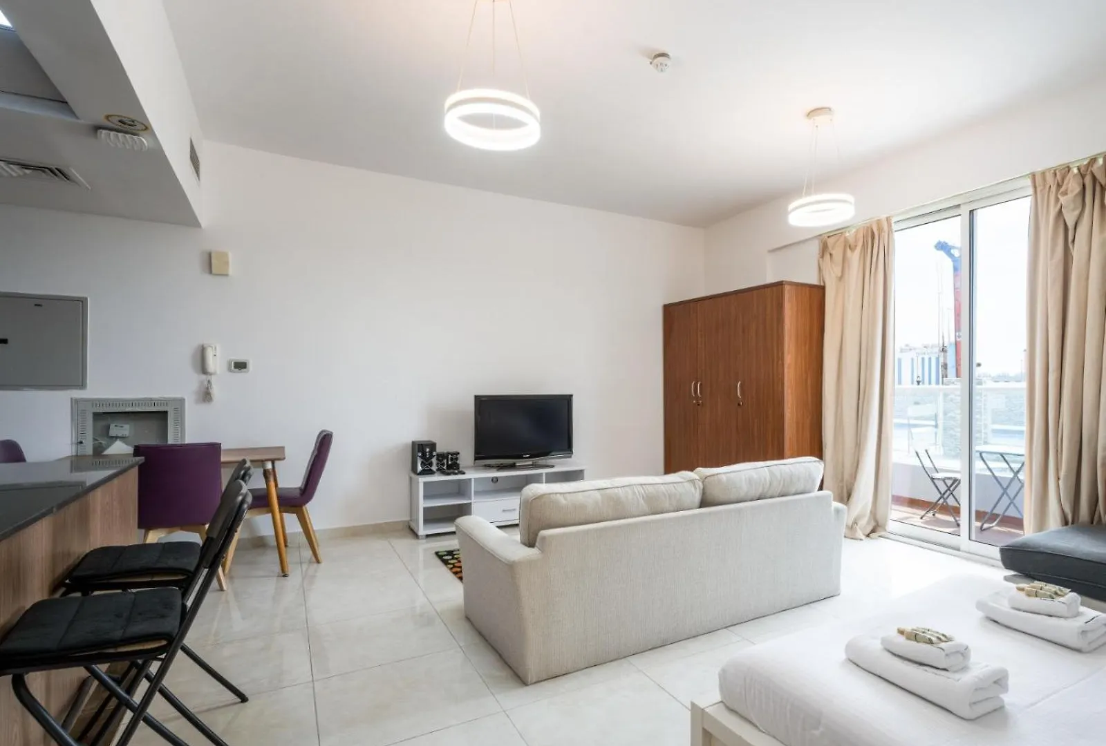 Vibrant Chic Studio W Small Bed In Golden Wood Dubai 0*,
